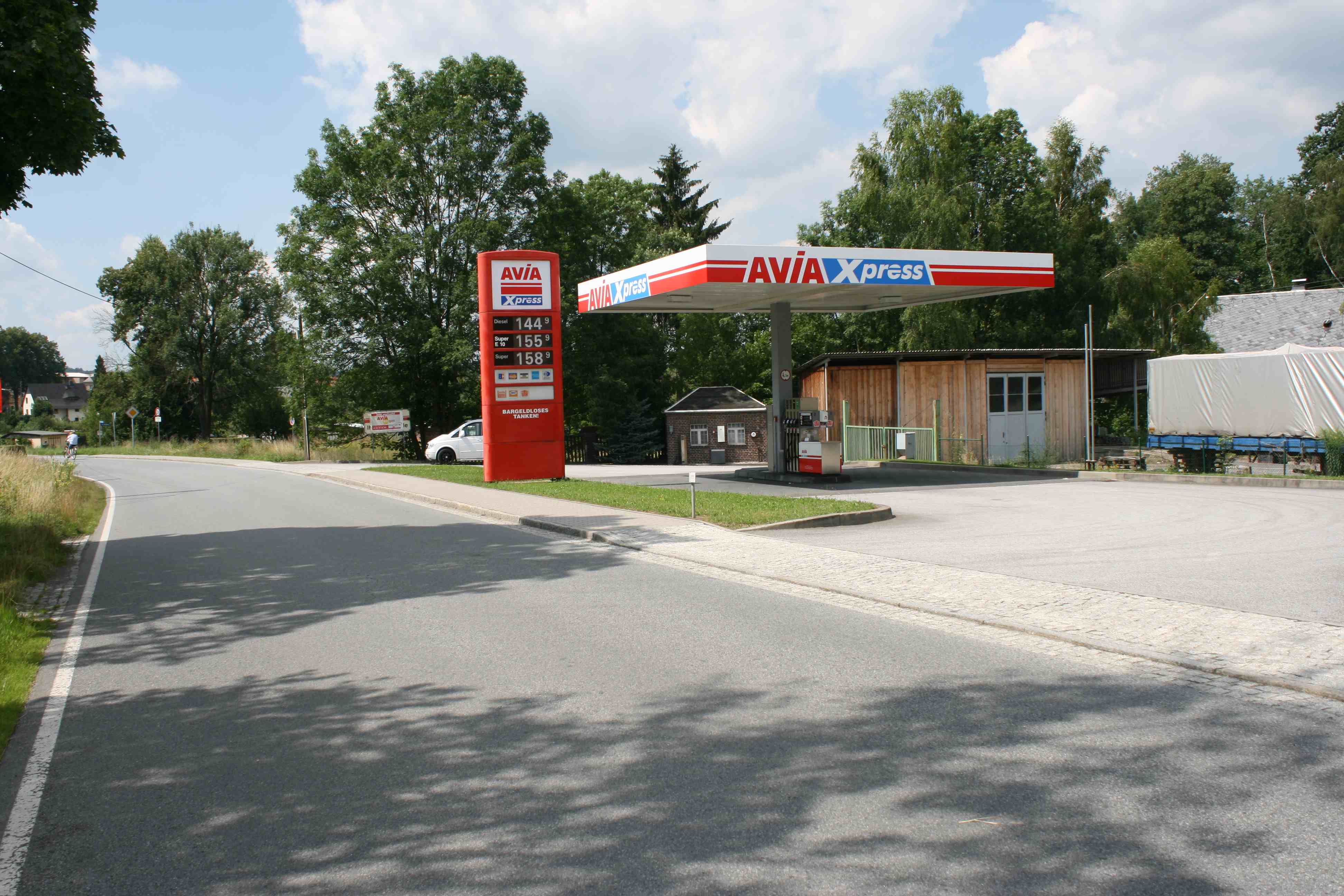 <b>AVIA</b> XPress Automatenstation
