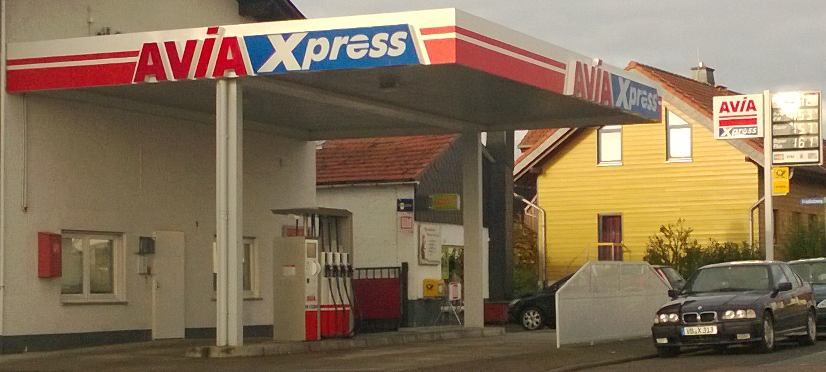 <b>AVIA</b> XPress Automatenstation