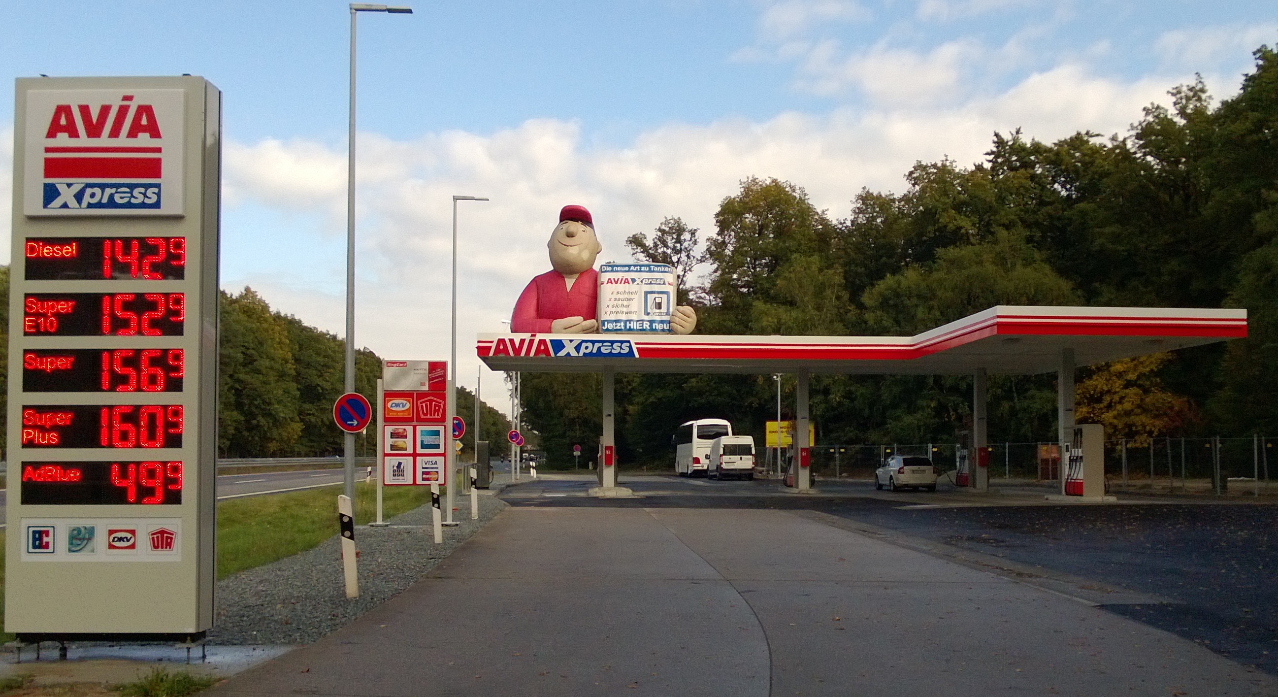 <b>AVIA</b> XPress Automatenstation